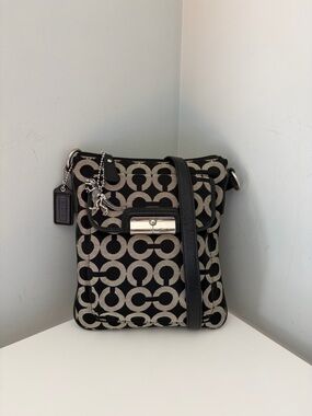 Coach Kristin Signature
Graphic Op Art Swingpack
Crossbody Bag Black
